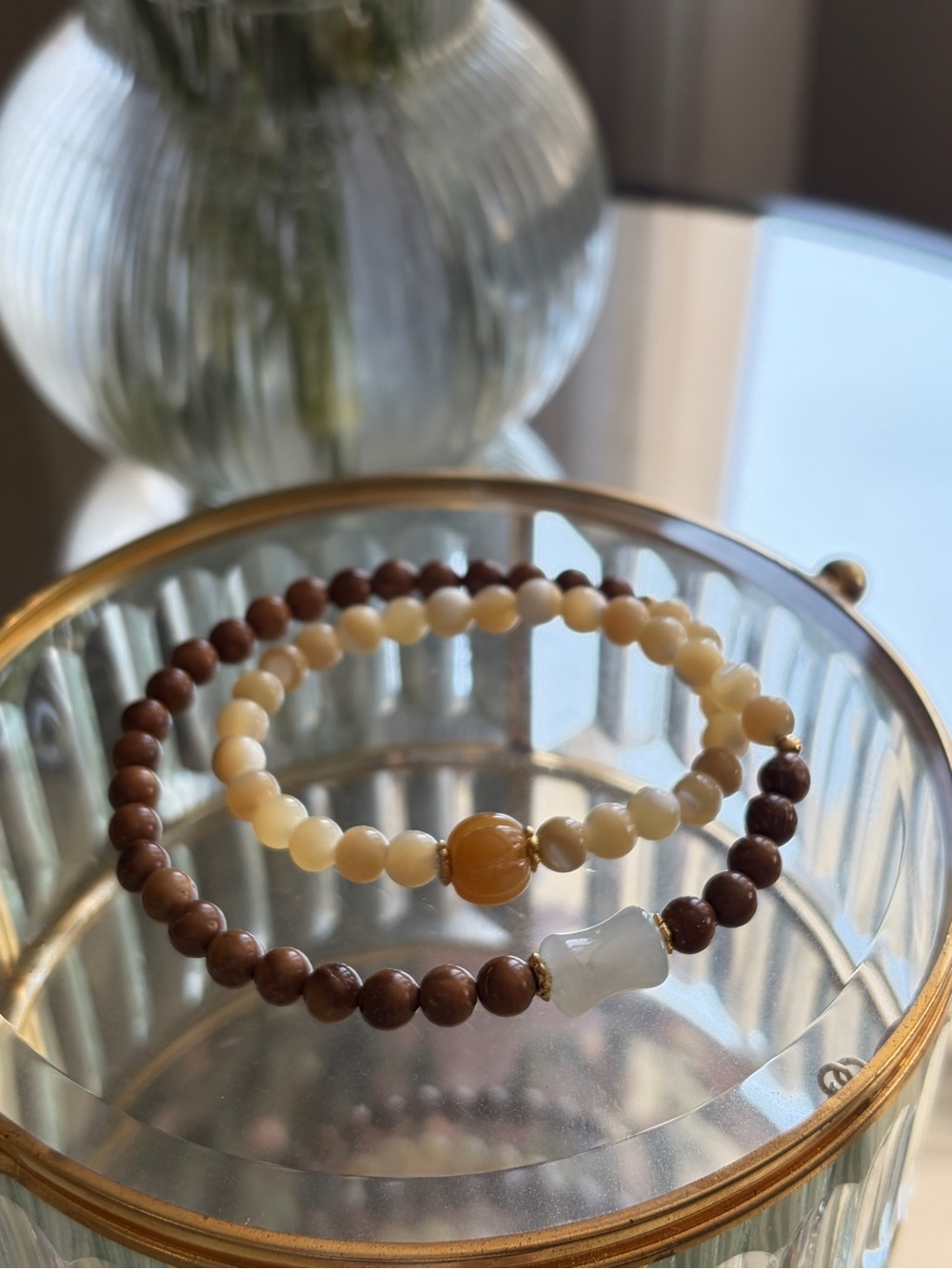 tridacna shell and Kukui wood Beaded Stretch Bracelet with jade accent